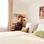 PARIS AUTHENTIC HOUSE 2 Maisons 1 studio ideale pour groupes, capacité 30 personnes